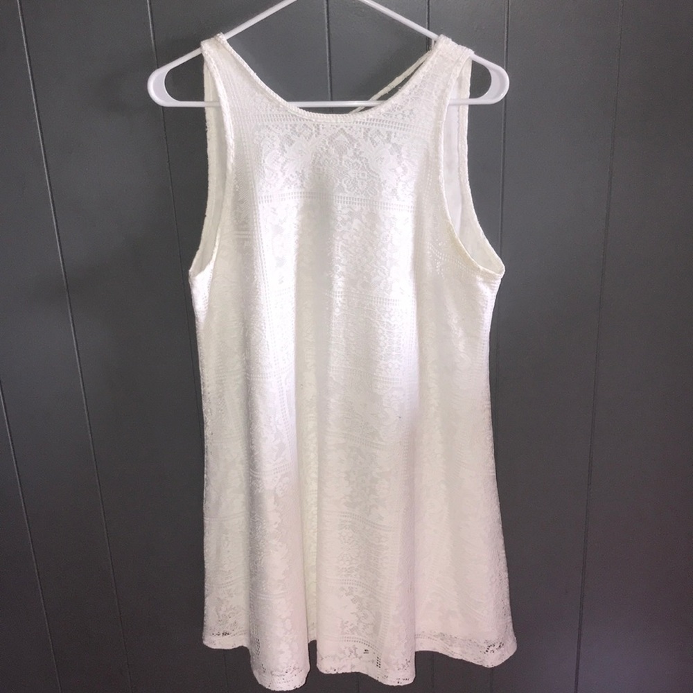 White lace no sleeve dress